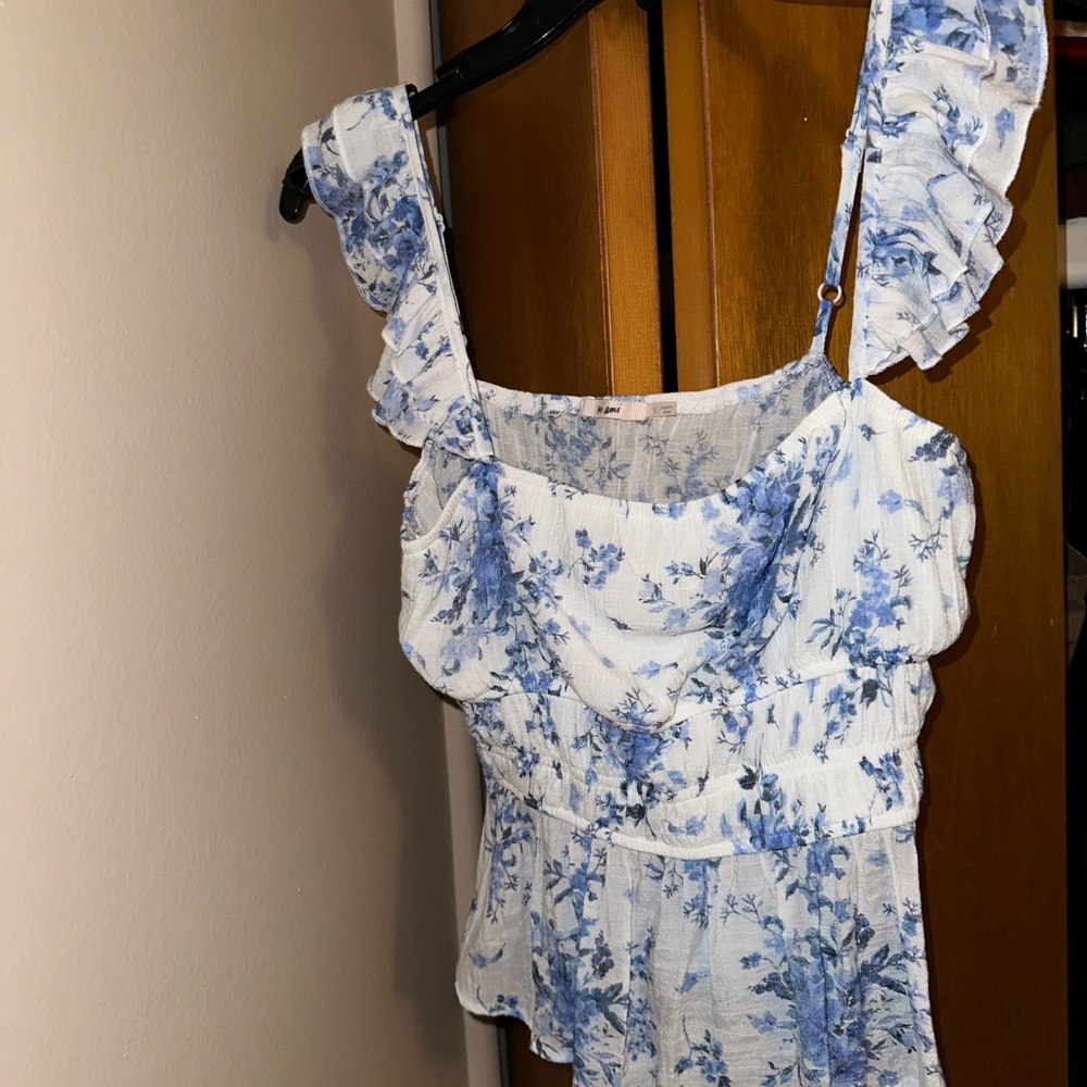 Super cute blue/white floral tank top